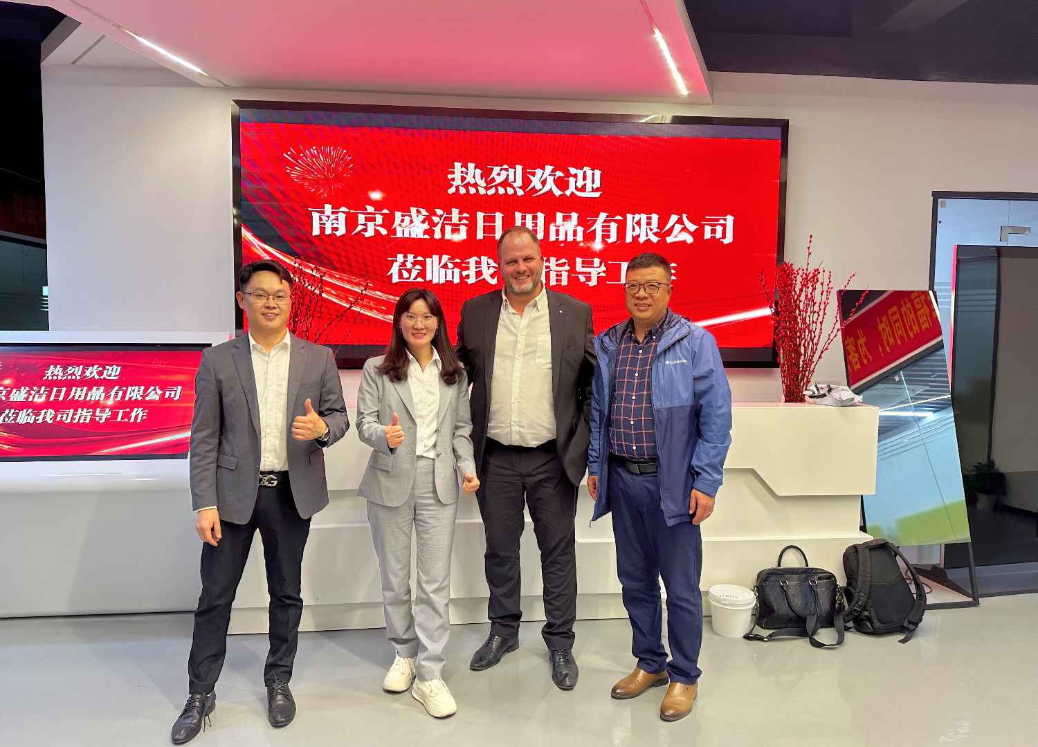 國際合作伙伴深度考察，共謀發(fā)展 —— 外國客戶訪問久信達科技生產(chǎn)車間(圖1)